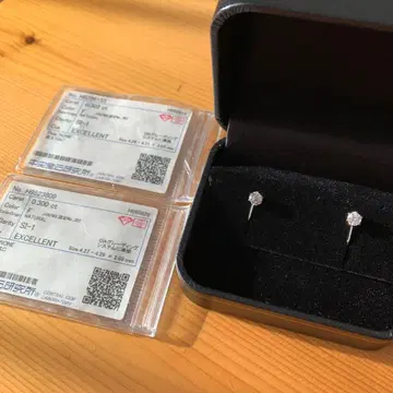 플라티나 스터드 귀걸이 0.30 ct F 컬러 SL-1 excellent