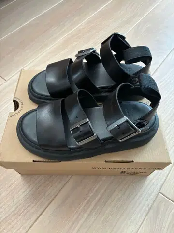 Dr. Martens Gryphon 블랙 샌들 UK4