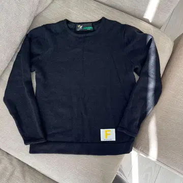 FAT 블랙 크루넥 니트