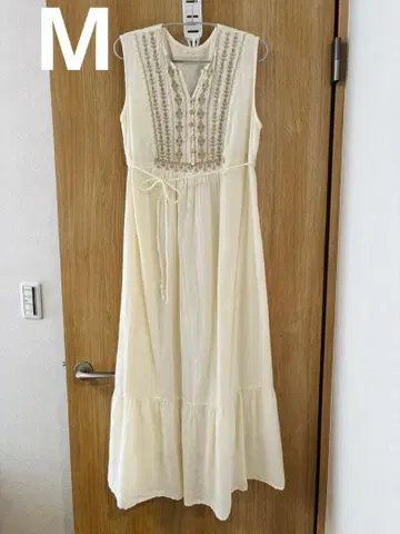 Ban / BouJeloud 패널 자수 슬리브리스 원피스