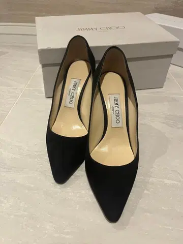 지미추 스웨이드 펌프스