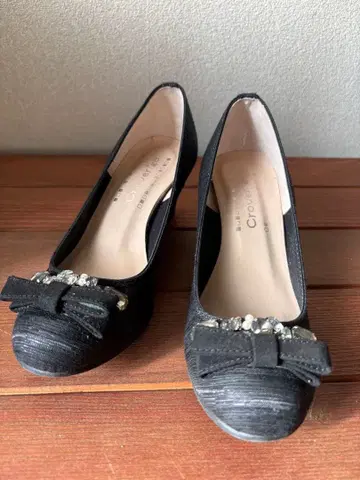 리본 포함 비쥬 장식 블랙 펌프스 21.5