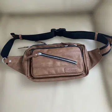 TRICKSTER 바디백 브라운