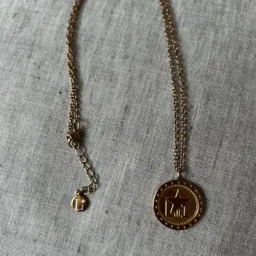릴루와 스타 목걸이 코인