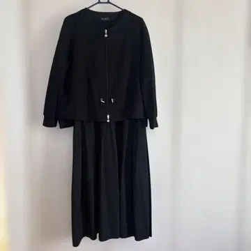 잉게보그 블랙 셋업 자켓과 스커트