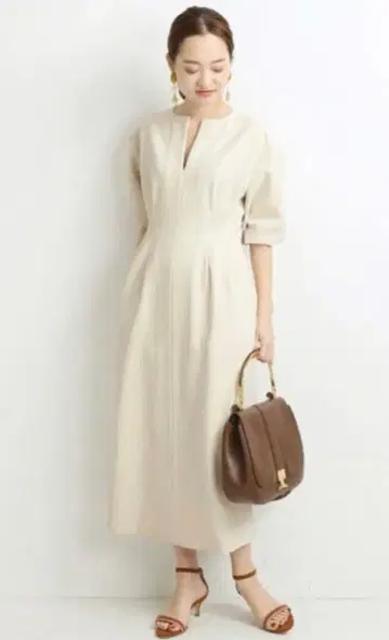크림색 V넥 롱 드레스