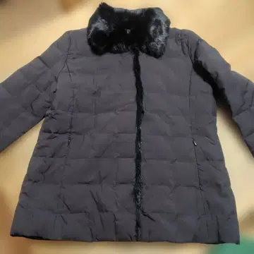 퍼 달린 블랙 다운 자켓