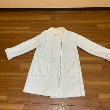 라이트 블루 무스탕 코트