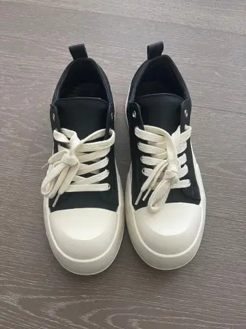 통굽 블랙 화이트 로우컷 스니커즈