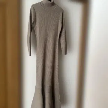 벌스데이 바쉬 터틀넥 롱 원피스 베이지