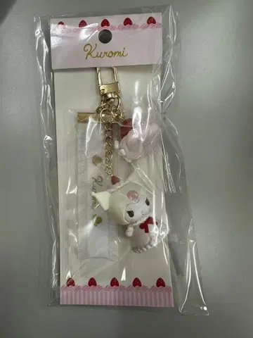 산리오 딸기 휘핑 케이크 키링 쿠로미