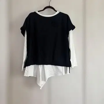 잉게보그 앙상블 블랙과 화이트 꽃 모티브 긴팔 상의