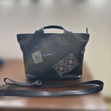 이비자 자수 디자인 블랙 가죽 핸드백