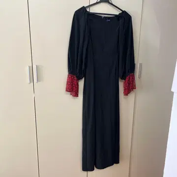 J.O. 블랙 롱 드레스 프릴 포함