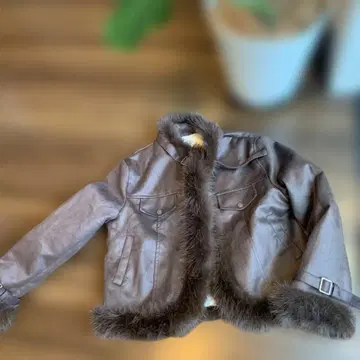 브라운 퍼가 달린 무스탕 스타일 숏 자켓