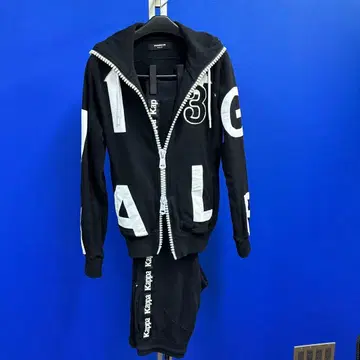 블랙 후드티와 팬츠 세트