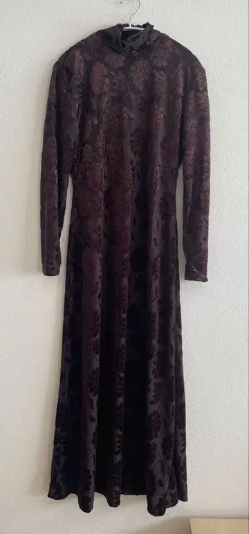 다크 브라운 벨벳 플라워 무늬 롱 원피스