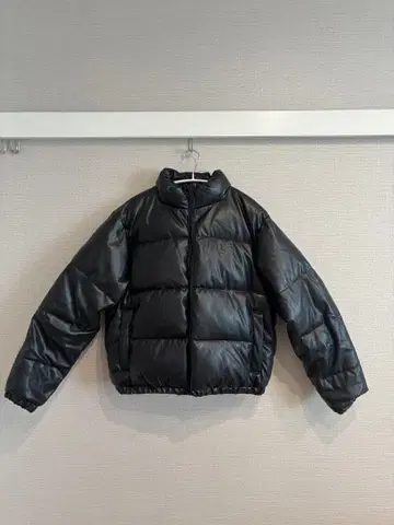 블랙 숏 기장 다운 자켓 가죽 다운 자켓 로고 자수 포함