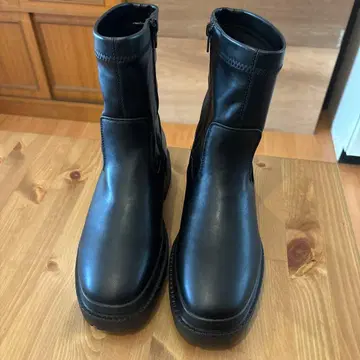 블랙 지퍼 달린 숏부츠