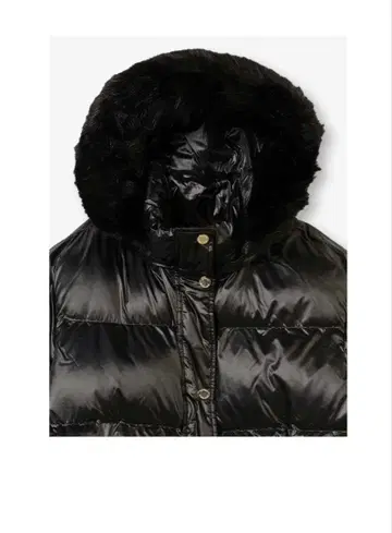 퍼 달린 블랙 다운 자켓