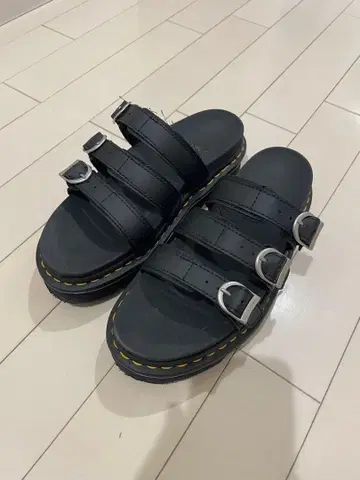 닥터마틴 블랙 통굽 버클 샌들