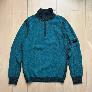 [ C.P. COMPANY ] 하프 지퍼 스웨터 렌즈 디테일 사이즈 50