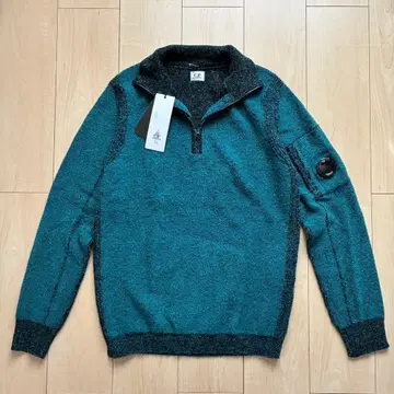 [ C.P. COMPANY ] 하프 지퍼 스웨터 렌즈 디테일 사이즈 50