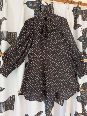 Lily Brown 시어 블라우스 미니 꽃무늬