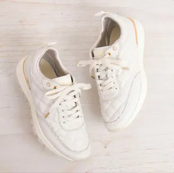 다이애나 퀼팅 스니커즈