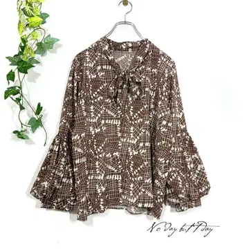 Leggy&Paggy 레트로 패턴 보타이 블라우스 M 개더 벌룬 슬리브