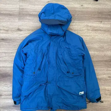 파란색 마운틴 파카 후드 부착