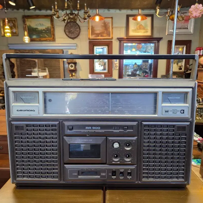 빈티지 Grundig RR900 카세트 라디오 입니다. 고장품