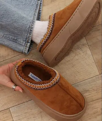 브라운 스웨이드 슬립온 어그 부츠 M