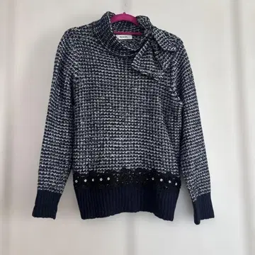 INGEBORG 네이비 니트 스웨터