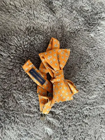 트리트 드레싱 오렌지 꽃무늬 보타이