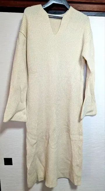 EMMEL REFINES 아이보리 V넥 니트 원피스