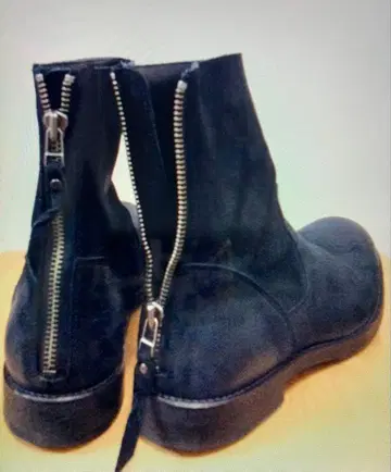 투모로우랜드 에디션 블랙스 스웨이드 백 지퍼 부츠