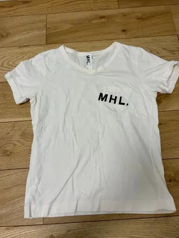 MHL. 화이트 V넥 반팔 티셔츠