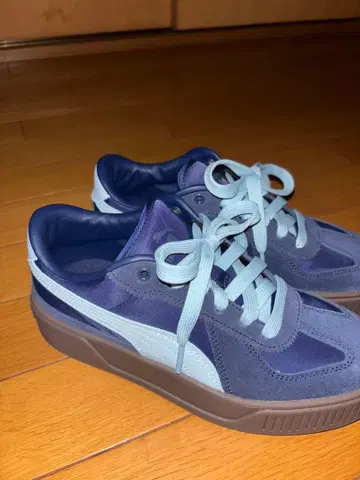 PUMA 네이비/라이트 블루 스니커즈