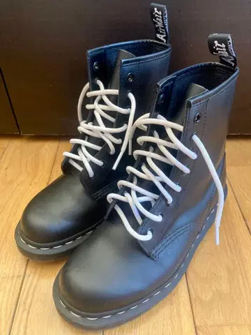 닥터마틴 화이트 스티치 8홀 23cm uk4 Dr.Martens