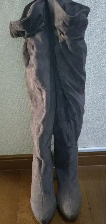 그레이 스웨이드 하이힐 니하이 부츠