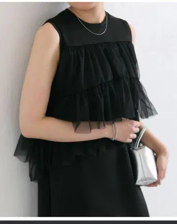 슬리브리스 프릴 원피스 [ SUM1 STYLE ]