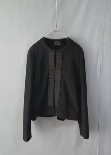 두지엠 클라세 실크 테이프 울 혼방 노카라 자켓 블랙