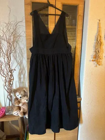 SM2 x 유베시 슬리브리스 원피스 V넥 블랙