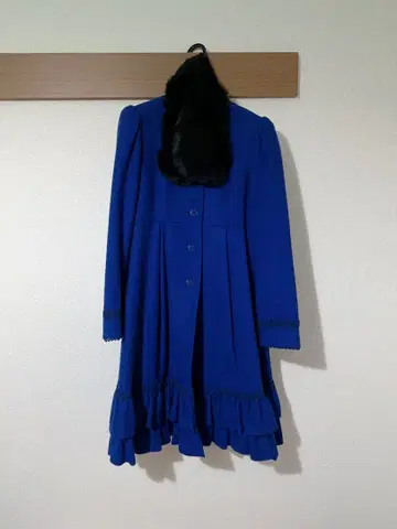 모와티에 장미 코사지 부착 롱 코트