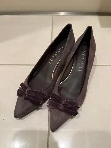LE TALON 그레이 리본 포함 펌프스