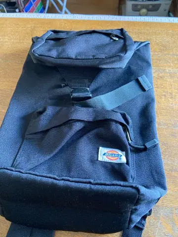 심플한 블랙 백팩