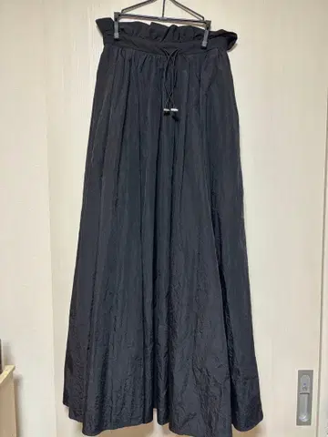 AKTE 볼륨 스커트 블랙 나일론