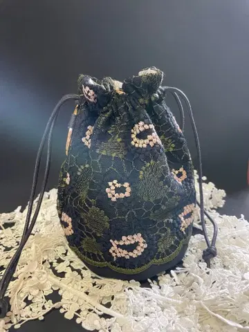 샐리 스콧 스캘럽 레이스 자수 원단을 사용한 원형 복조리 핸드메이드