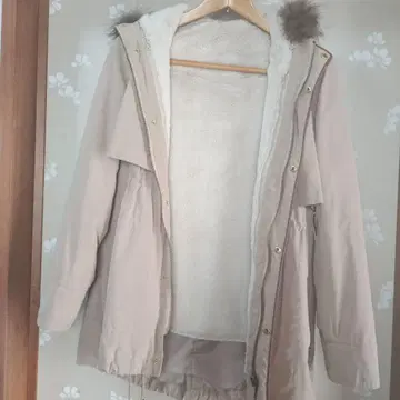 베이지 퍼 부착 모즈 코트